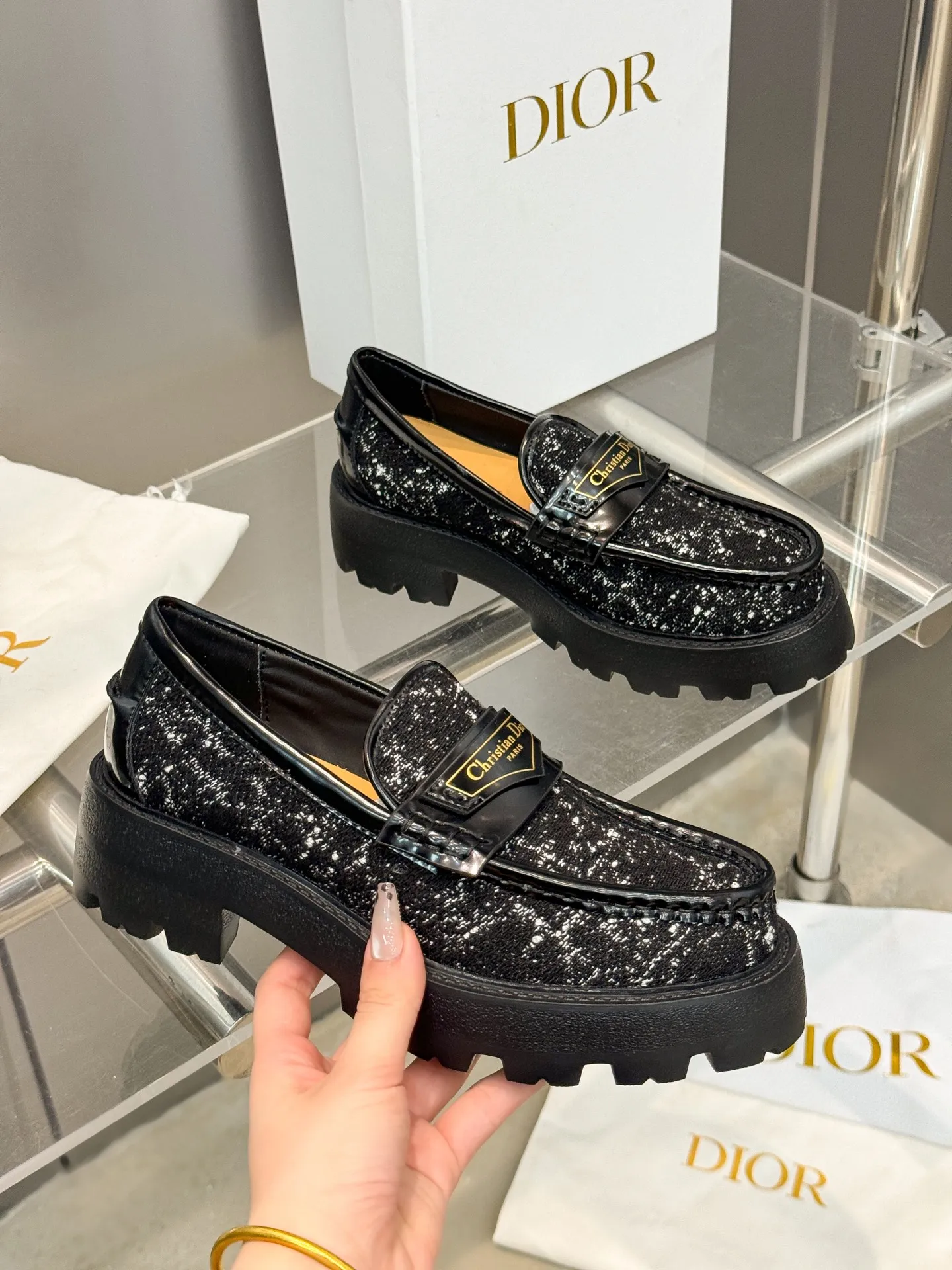 👟👟Ex-factory price 600👟👟 Dior 2024 new autumn and winter D-Boy letter logo color-blocked thick-soled women's shoes. Star's same style slip-on belt buckle round-toe retro low-heeled loafers. Material: imported open-edge beaded cowhide stitching eco-friendly rattan plaid tweed + water-dyed sheepskin lining + original molded IP outsole. Bottom thickness: 3.5CM Size: 35-42 (41.42 customized, non-refundable and non-exchangeable)